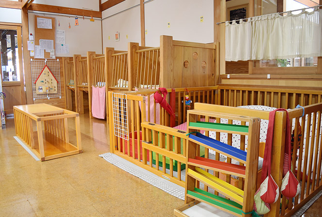 備え付けの木製ベビーベット。ベッドの下も子どもたちの大好きなスペースです。