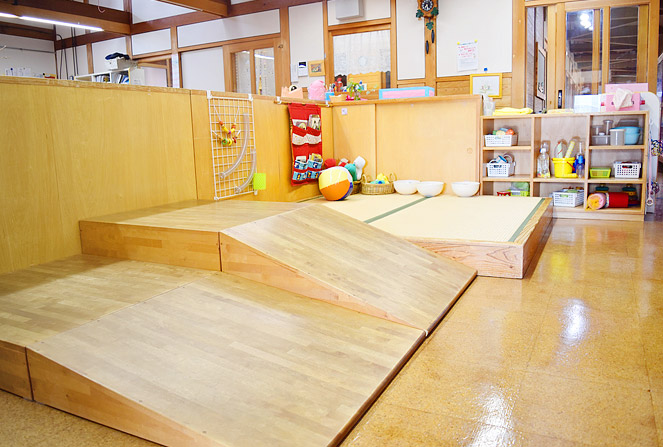 木の肌触りの良い高低差のある２つのすべり台。“這う→歩く”成長の過程の中で色々な発達を促します。