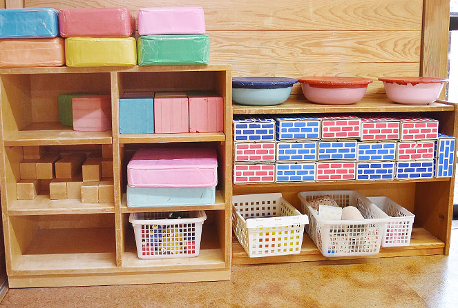色々な素材の積木やブロック。発達の助けになるよう重さや色を工夫した手作りの物もたくさんあります。
