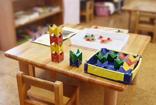 ネフスピール（木の玩具）。形がユニークで複雑な積み方もできるようになっています。くずれ方も面白さの一つです。