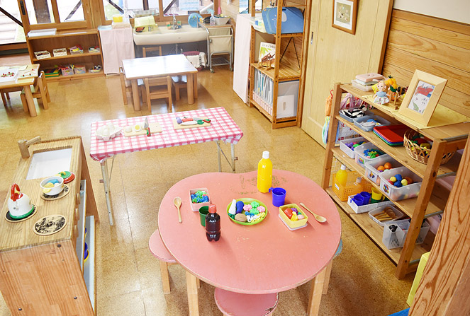 ままごとコーナーもより具体的なものへ変化していきます。お家やレストランなどの様子を再現して遊びます。