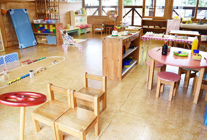 車に乗ってお出かけごっこ。子どもたちが実際に体験したことからイメージを膨らませながら遊びます。