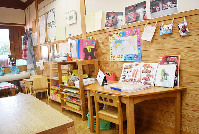 環境認識のコーナー。その月ごとのテーマに合わせた図鑑や道具などを設置し、いつでも子どもたちが触れられるようにしています。