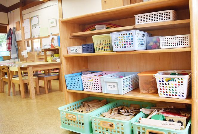 子どもの創作意欲が満たされるように、棚には色々な小物を置いています。友だちと協力することで超大作が生みだされます。