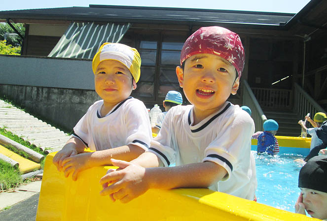 園庭のサンクガーデンでは、夏になるとプールを設置し楽しんでいます。