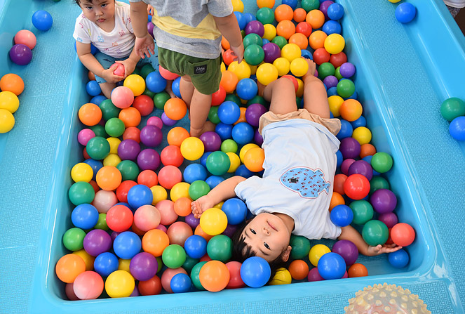 ボールの中にうもれると、感触も音もおもしろいです。