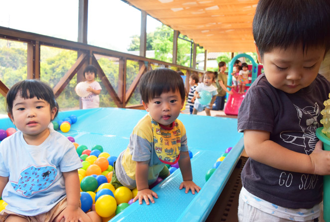 広いテラスでは、わらべうたや滑り台など色んな事をして遊ぶことが出来ます。