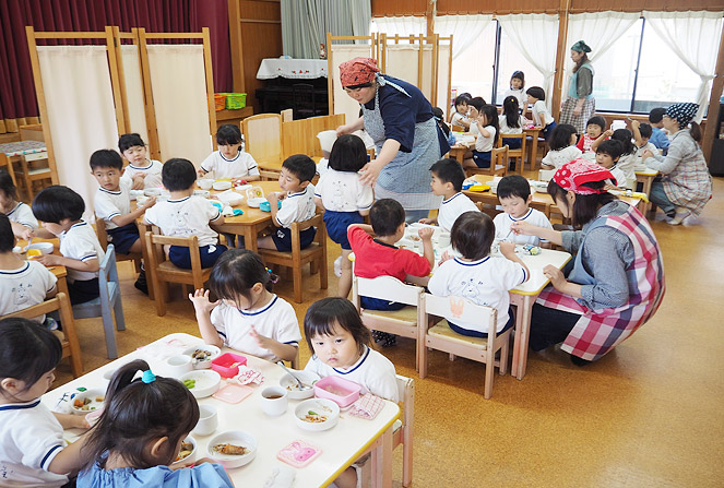 食事はバイキングスタイル。自分で食器を準備し盛り付けます。必要な所は手助けをしながら自立を見守ります。