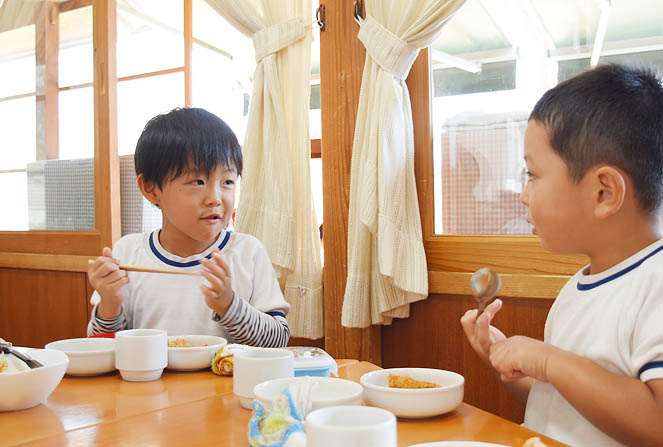 毎日、好きな場所を選んで座ります。異年齢が一緒に食べることで上の子は手本となり、優しく気遣ってくれます。