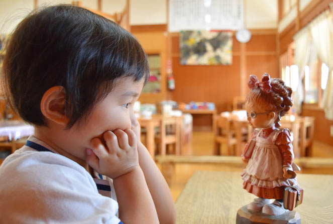 創造力や温もりを感じさせる絵画や彫刻などがたくさん。